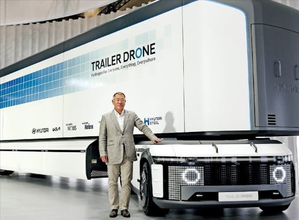 Hyundai Motor Group Chairman Chung Eui-sun introduces the “trailer drone,” an unmanned transportation system concept mobility.