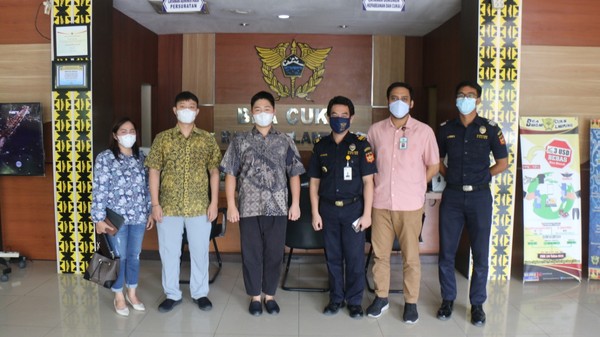 The Korea Post Indonesia Bureau Chief Kim (third from left) with Chief Officer and personnel of the Customs at Lampung, Panjang Port.