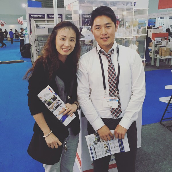 JeongHo-Kim (right) with a person in charge of Exhibition “WAKENI” at 2016 INDOPLAS in Indonesia.