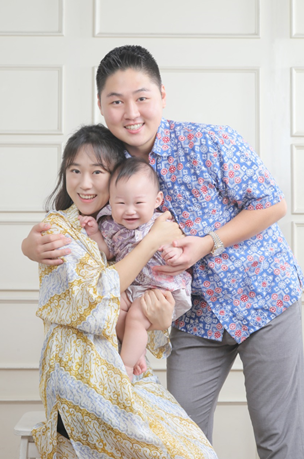 Indonesia Bureau Chief Kim of The Korea Post Kim with his spouse and their baby. Kim is clad in traditional Indonesian attire called 'Batik.'