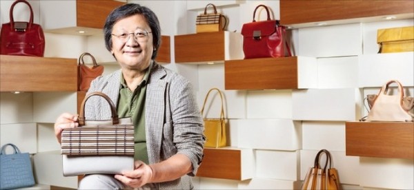 Chairman Park Eun-kwan of Simone explains the advantages of Simone handbags at the company headquarters in Uiwang-si, Gyeonggi-do.