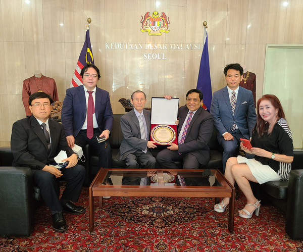 CDA Ahmad Sarkawi and Publisher-Chairman Lee of The Korea Post media (third and fourth from right, respectively) show the Plaque of Citation with the key personnel of The Korea Post, namely Managing Editor Kevin Lee and Deputy Managing Editor Sung Jung-wook of The Korea Post (left and second from left) and Korean-language Editor Ms. Lynda Youn and Business Editor Park Jung-kil (right and second from right).