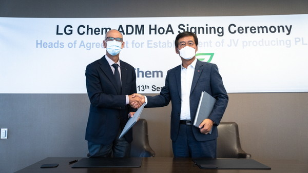 CEO Shin Hak-cheol of LG Chem (right) shakes hands with CEO Juan Luciano of ADM after signing an HOA for a joint venture on Sept. 13 at the ADM headquarters in Chicago, Illinois.