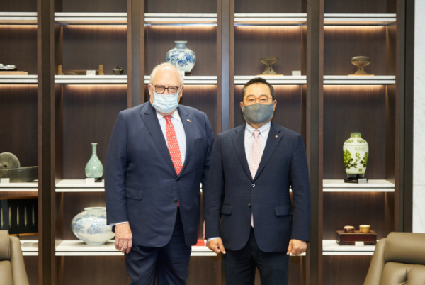 Chairman Koo Ja-yeol of the Korea International Trade Association (right) and founder Edwin Feulner of the U.S. Heritage Foundation pose for the camera during their meeting in Seoul on Sept. 16.