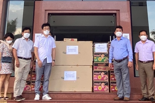 지난달 25일 윤성배 용산구 국제교류사무소장(왼쪽 세번째)이 베트남 퀴논시에 마스크 4000개를 전달했다. 이달은 전달식 없이 물품만 보냈다.