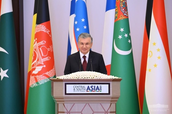 지난 2021년 7월 16일에 개최된 국제회의에서 ‘샵카트 미르지요예프’ 우즈베키스탄 대통령이 연설을 하고 있다.