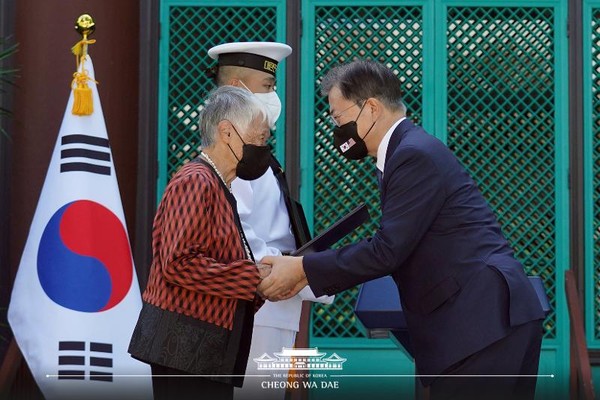 President Moon Jae-in awards the Patriotic Medal of the Order of Merit for National Foundation to a descendant of the late patriot Kim No-di at the Center for Korean Studies of the University of Hawaii, Honolulu on Sept. 22.