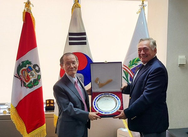 Ambassador Daul Matute-Mejia of the Republic of Peru (right) is presented with a Plaque of Citation by Publisher-Chairman Lee Kyung-sik of The Korea Post media for the invaluable contribution made by the Ambassador to the successful publication of an extensive Special Report on Peru and Korea-Peru relations, cooperation and friendship on the occasion of the Independence Day of Peru on July 28.