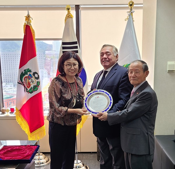 Ambassador Matute-Mejia is flanked on the left by Executive Secretary Ms. Choi KeumJu to the Ambassador and by Publisher-Chairman Lee Kyung-sik of The Korea Post media on the right. She is known to have greatly contributed to the successful publication of The Korea Post special report on Peru on the occasion of the National Day of Peru.