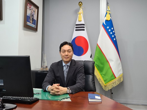 Chairman Edward Kim of the Korea-Uzbekistan Business Association poses for the camera in his office in Songdo, Incheon. Chairman Kim introduced the warm family and community culture of Uzbekistan.