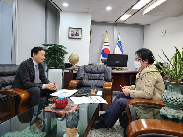 Chairman Edward Kim of the Korea-Uzbekistan Business Association (left) is interviewed by Deputy Managing Editor Sung Jung-wook ofthe Korea Post media in his of fice in Songdo, Incheon. Cha i rman K im explained Uzbekistan's attractive business investment environmentfor foreign investors.