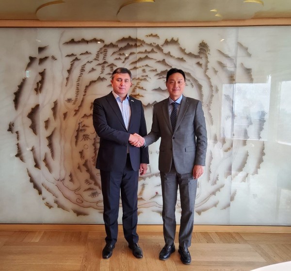 Chairman Edward Kim of the Board of the Korea-Uzbekistan Business Association (right) shakes hands with Minister of Labor Khusanov of Uzbekistan after making a courtesy call on the minister.