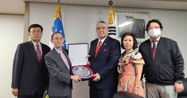 Ambassador Vitaliy Fen of Uzekistan (third from left) is presented with a Plaque of Citation by Publisher-Chairman Lee Kyung-sik of The Korea Post media (second from left), publisher of 3 English and 2 Korean-language news publications since 1985. At far left is Managing Editor Kevin Lee and Vice Chairperson Joy Cho and Deputy Editor Sung Jung-wook are seen fourth and fifth from left, respectively.