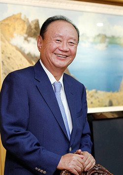 Chairman Lee Dae-bong of Charm VIT Group in his office in Seoul. Chairman Lee Dae-bong received a commendation from Vietnamese Prime Minister Nguyen Xuan Phuc in June 2018 in recognition of his contribution to the Vietnamese industry.