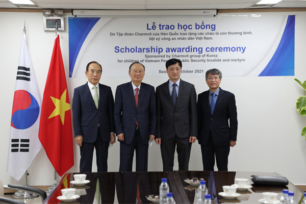 Chairman Lee Dae-bong of Charm VIT Group (second from left) poses with Ambassador Nguyen Vu Tung (right) and other guests after delivering scholarship to 100 children of Vietnamese patriotic martyrs at the Vietnamese Embassy in Korea on Oct. 19, 2021.