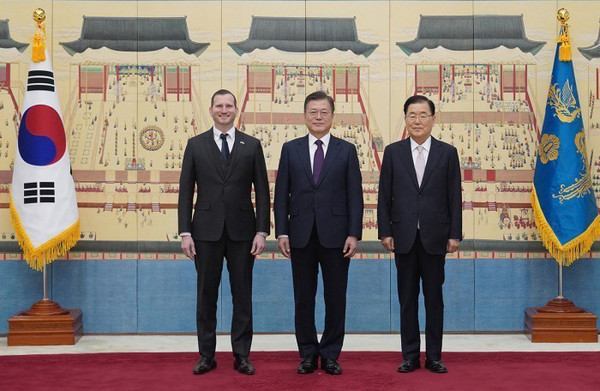 President Moon Jae-in is flanked on the right by Minister of Foreign Affairs Chung Eui-yong and Ambassador Rodrigo Coronel Kinloch of the Republic of Nicaragua in Seoul on the left.