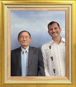 Ambassador Rodrigo Coronel Kinroch of Nicaragua in Seoul (right) and Publisher-Chairman Lee Kyung-sik of The Korea Post media smile in a frame set up at the Nicaraguan Embassy in Seoul on Oct. 18.