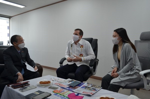 Ambassador Rodrigo Coronel Kinroch of Nicaragua in Seoul (center) talks with Publisher-Chairman Lee Kyung-sik of The Korea Post media (left) during an interview held at the Nicaraguan Embassy in Seoul on Oct. 18. Jang Mi-hee, secretary to the ambassador, is seen at the right.