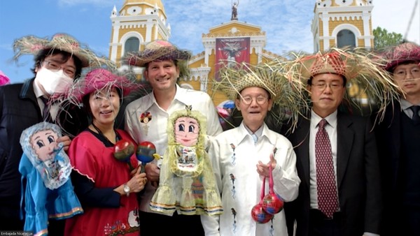 Ambassador Rodrigo Coronel Kinroch of Nicaragua in Seoul (third from left) poses with Publisher-Chairman Lee Kyung-sik of The Korea Post media (fourth from left) and other Korea Post reportorial team with Nicaragua’s traditional dolls and percussion instruments in their hands. The Korea Post team includes (from left) Deputy Managing Editor Sung Jung-wook, Vice Chairperson Cho Kyung-hee, Managing Editor Kevin Lee and Make-up Editor Kim Myeong-keun.