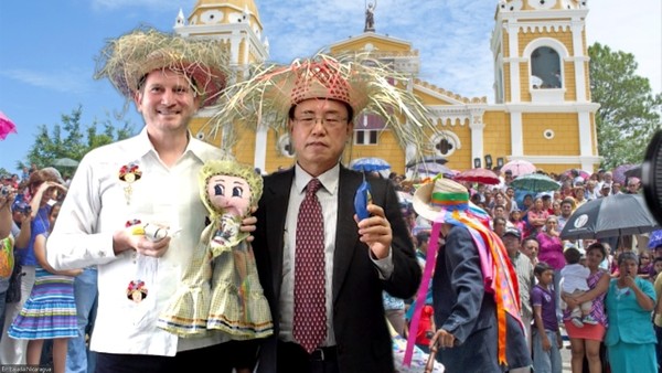Ambassador Rodrigo Coronel Kinroch of Nicaragua in Seoul (left) and Managing Editor Kevin Lee of The Korea Post media take a photo with Nicaragua’s traditional doll and a decoration item in their hands.