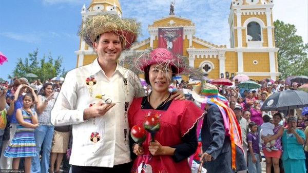 Ambassador Rodrigo Coronel Kinroch of Nicaragua in Seoul (left) and Vice Chairperson Cho Kyung-hee of The Korea Post media pose for the camera with Nicaragua’s traditional decoration item and percussion instrument in their hands.