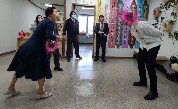 Vice Chairperson Cho Kyung-hee of The Korea Post media (left) throws a Nicaraguan traditional hat on to Ambassador Coronel Kinroch of Nicaragua in Seoul.