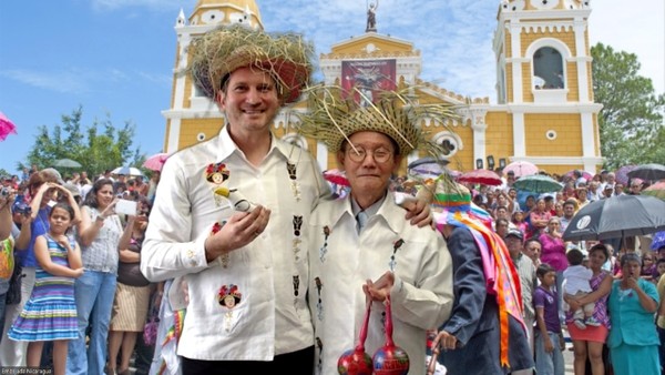 주한 니카라과 로드리고 코로넬 킨로치 대사 (왼쪽)와 코리아포스트 이경식회장이 10월 18일 주한 니카라과 대사관에서 니카라과 사진을 배경으로 기념촬영을 하고 있다.