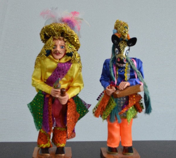 전통 의상을 입은 니카라과 인형들. 니카라과는 연극, 음악, 무용이 결합된 상징적인 니카라과 이야기인 엘 구귀엔세(El Güegüense)라는 민속 연극으로 유명하다.