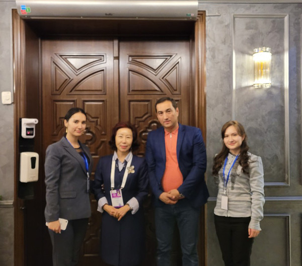 Photo shows Vice Chairperson Joy Cho of The Korea Post media (second from left) in Tashkent, Uzbekistan posing with Manager Sherzod Axmedov of the Agro Bank (third from left) and Mrs. Yulduz Fayzullaeva, a representative of Agro Bank (left) and Ms. Sevinch Mirjamilova (right), a volunteer student (major in Korean history).