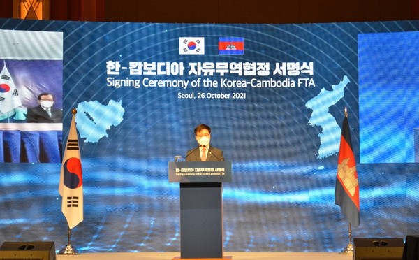 Trade Minister Yeo Han-koo stresses on the importance of the Korea-Cambodia FTA in a speech delivered at the signing ceremony held at Hotel Lotte in Seoul on Oct. 26.