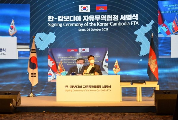 Minister of Commerce Pan Sorasak of Cambodia signs the Korea-Cambodia FTA in Cambodia on Oct. 26.