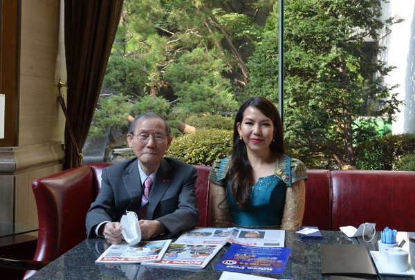Ambassador Chring Botum Rangsay of Cambodia in Seoul (right) and Publisher-Chairman Lee Kyung-sik of The Korea Post media pose for the camera after holding an interview at Hotel Lotte in Seoul on Oct. 26.
