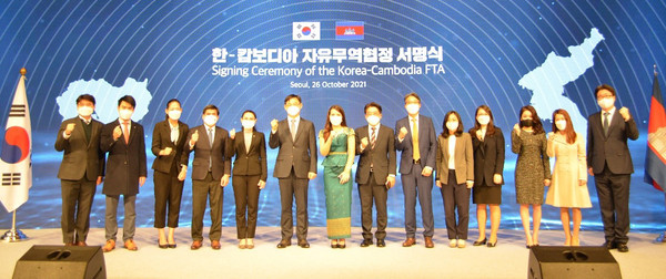 Trade Minister Yeo Han-koo and (eighth from left), Ambassador Chring Botum Rangsay of Cambodia in Seoul (seventh from left), and other staffers from the Korean Ministry of Trade, Industry & Energy and the Cambodian Embassy in Seoul raise a slogan "paiting" (fighting) at the signing ceremony of the Korea-Cambodia FTA at Hotel Lotte in Seoul on Oct. 26. "Paiting" (or fighting), in fact, is equivlant to "Cheers!" in the English-spokean world.