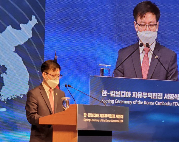 Trade Minister Yeo Han-koo delivers a keynote speech before holding an online signing ceremony of the Korea-Cambodia FTA at Hotel Lotte in Seoul on Oct. 26.