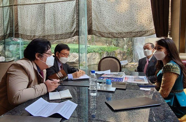 Ambassador Botum Rangsay (right) stresses the importance of increasing bilateral economic cooperation at the interview. Deputy Editor Joseph Sung for Business (left) is asking questions on bilateral economic cooperation. Publisher-Chairman Lee and Editor Keven Lee are seen second and third from right, respectively.