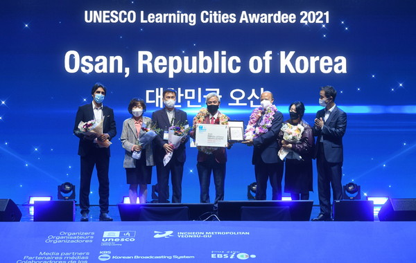 지난 27일 오산시가 제5차 유네스코 학습도시 국제 콘퍼런스에서 ‘2021 유네스코 학습도시상’을 수상했다.