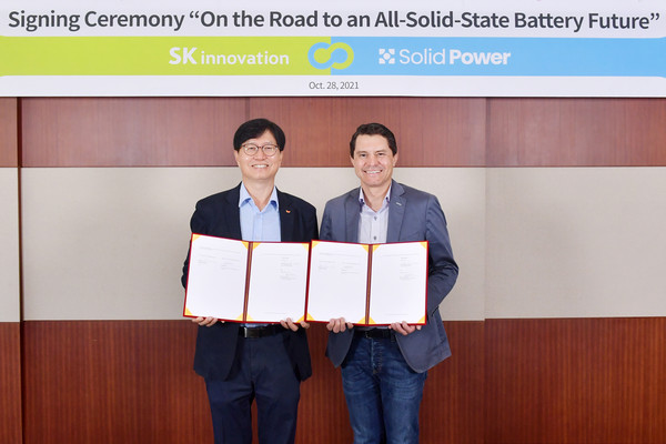 Dr. Lee Seongjun, CTO of SK Innovation (left), Solid Power Doug Campbell, CEO (right)