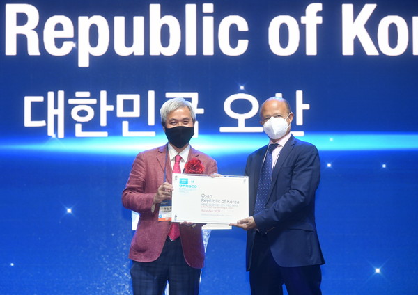 Mayor Kwak Sang-wook of Osan City (left) poses for the camera after receiving the UNESCO Learning Cities Award from Director David Atchoarena of the UIL in Incheon on Oct. 27.