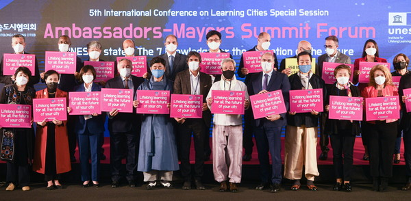 The National Lifelong Learning Cities Council held the National Lifelong Learning Cities Leaders’ Summit Forum as a special session in Yeonsu-gu, Songdo, Incheon with foreign ambassadors to Korea and the UNESCO Institute for Lifelong Learning (UIL) on Oct. 28.
