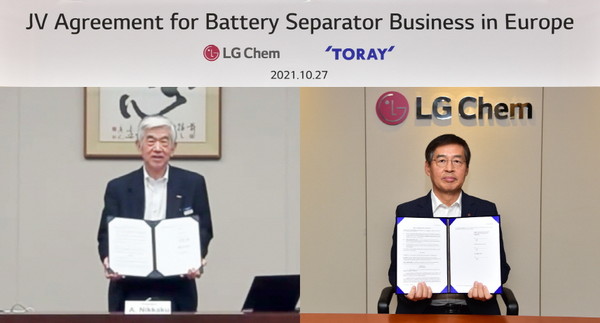 CEO Shin Hak-cheol of LG Chem (right) and CEO Akihiro Nikkaku of Toray show a contract to establish a joint venture through a video conference on Oct. 27.