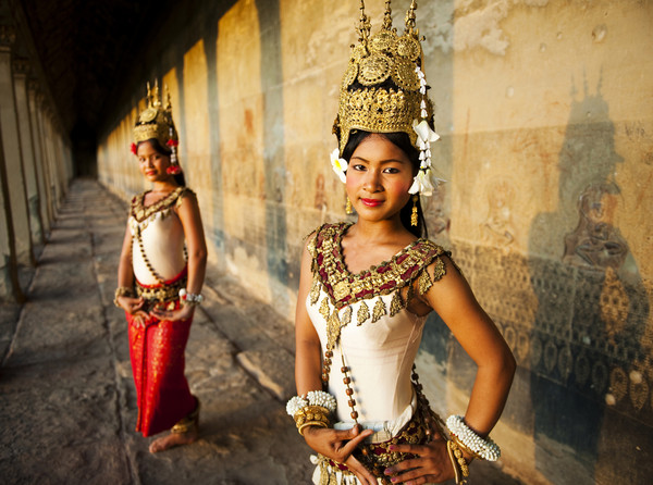 캄보디아 전통문화 중 압사라 여성의 고요한 컨셉