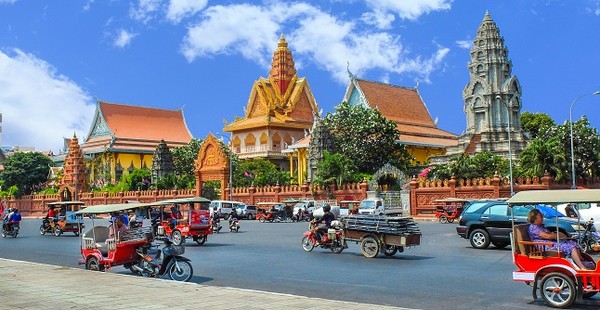 프놈펜의 번화한 거리