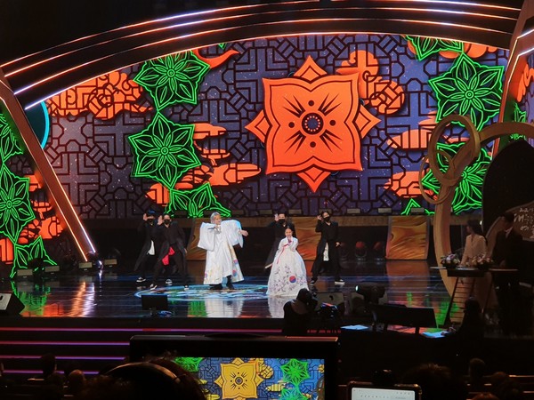 아퀴나스(강민수), 국악인 김태연, 에일리언 댄스팀이 공연을 진행하고 있다. 