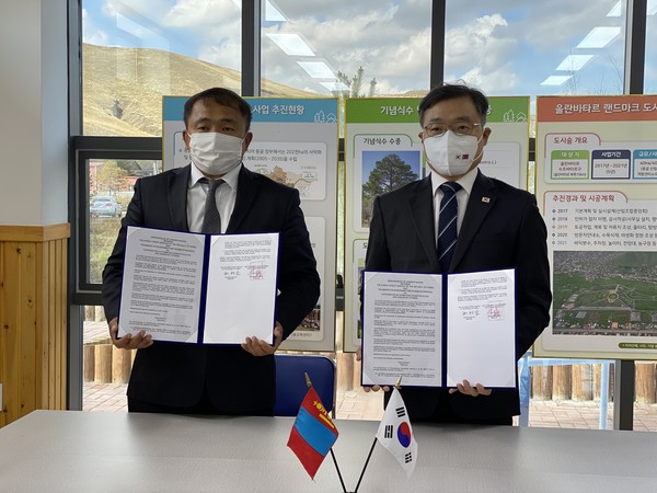 Minister Choi Byeong-am of the KFS (right) signs a memorandum of understanding (MOU) on cooperation in preventing desertification and sand and dust storms between Korea and Mongolia with his counterpart of the Ministry of Environment and Tourism of Mongolia in Ulaanbaatar, Mongolia on Sept. 24.