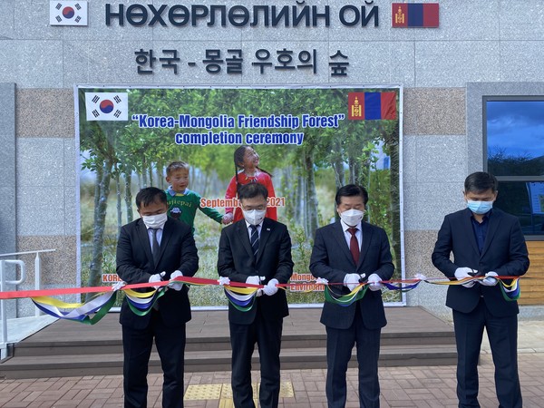 Minister Choi Byeong-am of Korea Forest Service (second from left) cuts a tape with officials of the Mongolian Ministry of Environment and Tourism at the completion ceremony of the Korea-Mongolia Friendship Forest.