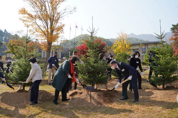 Minister Choi Byeong-am of Korea Forest Service (right) plants a commemorative tree on the day when the 'Invitation of Asian ambassadors to Korea for forest cooperation meeting’ was held.