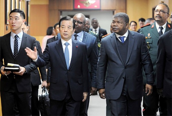 The then Minister of National Defense Han Min-koo (second from left) and the then Minister of National Defense João Lourenço of Angola (third from left) look around the Ministry of National Defense in Seoul on Dec. 19, 2016.