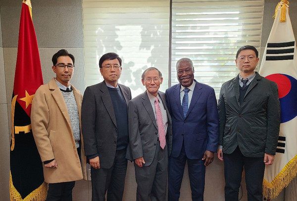 Ambassador Edgar Gaspar Martins of Angola in Seoul (fourth from left) and Publisher-Chairman Lee Kyung-sik of The Korea Post media (third from left) pose with the editorial team of Korea Post. (From left) They are Business Editor So Sung-soo, Managing Editor Kevin Lee and Make-up Editor Kim Myeong-keun.