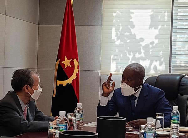Ambassador Edgar Gaspar Martins of Angola in Seoul (right) answers to questions raised by Publisher-Chairman Lee Kyung-sik of The Korea Post media