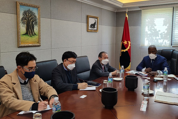 Ambassador Edgar Gaspar Martins of Angola in Seoul (far right) holds an interview with Publisher-Chairman Lee Kyung-sik of The Korea Post media (third from left) and the editorial team of Korea Post. (From left) They are Business Editor So Sung-soo and Managing Editor Kevin Lee.